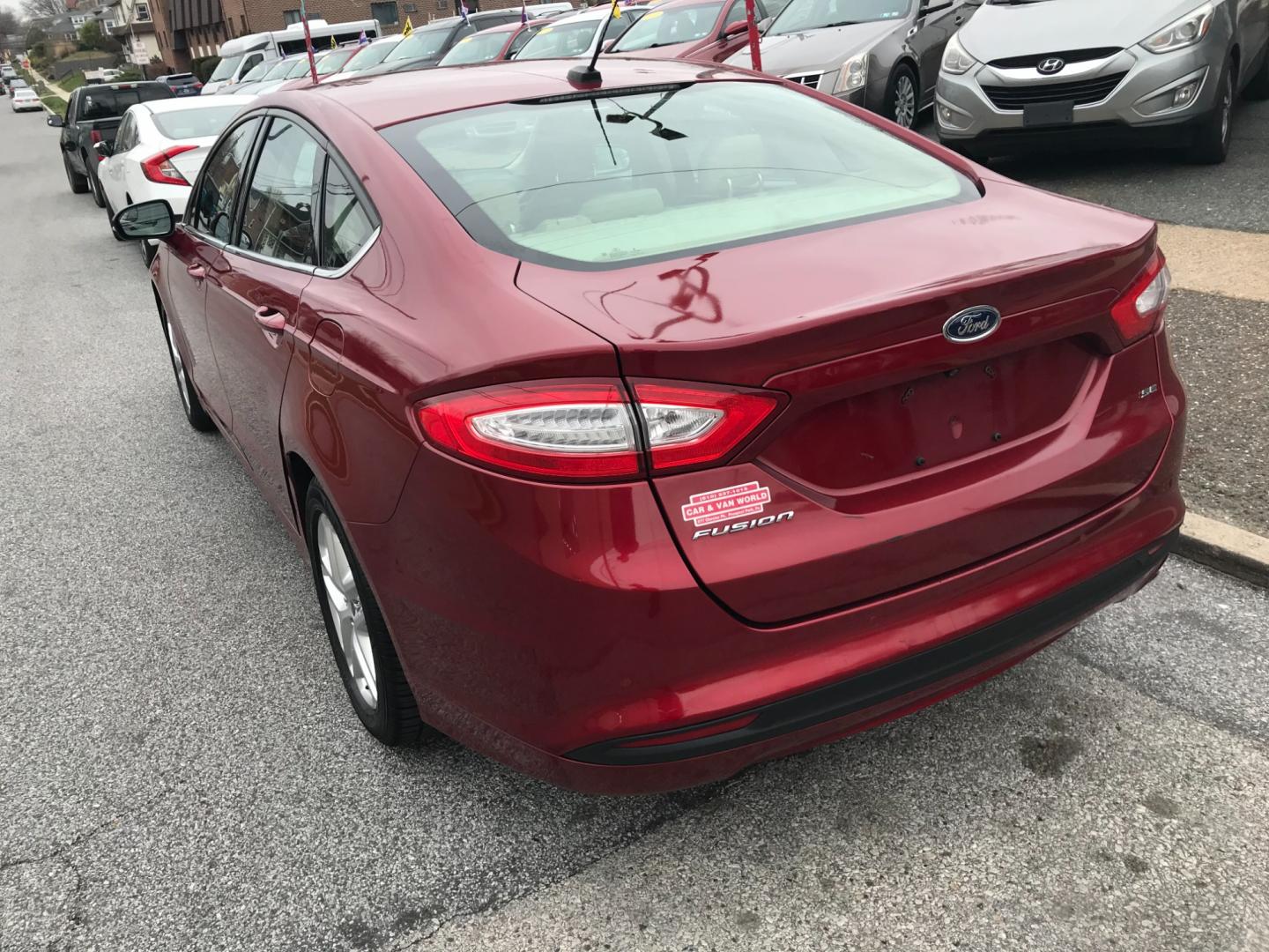 2013 Red /Tan Ford Fusion SE (3FA6P0H7XDR) with an 2.5 V4 engine, Automatic transmission, located at 577 Chester Pike, Prospect Park, PA, 19076, (610) 237-1015, 39.886154, -75.302338 - Photo#5